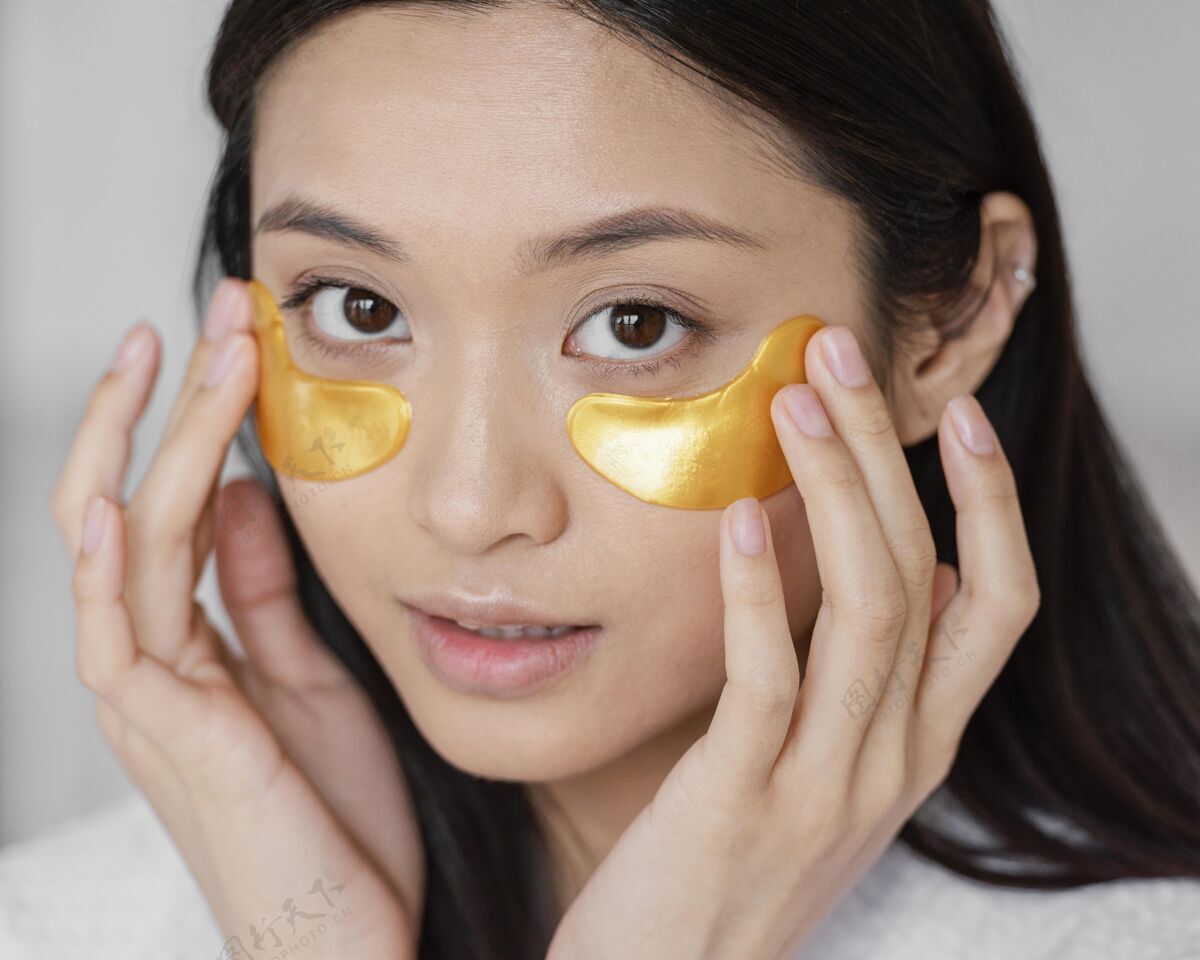 身体亚洲女人用眼罩自我护理健康女性
