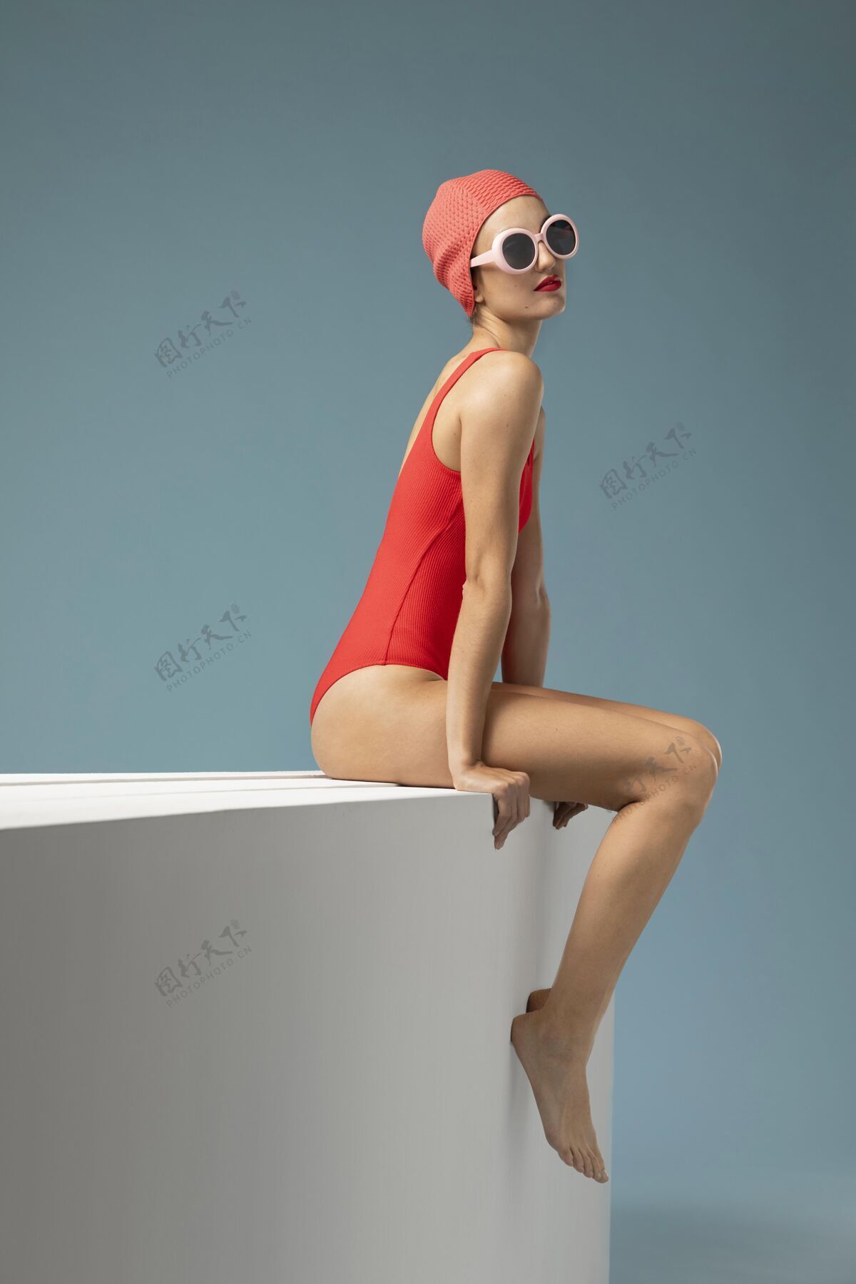时尚穿红色泳衣的女人模特泳装女人