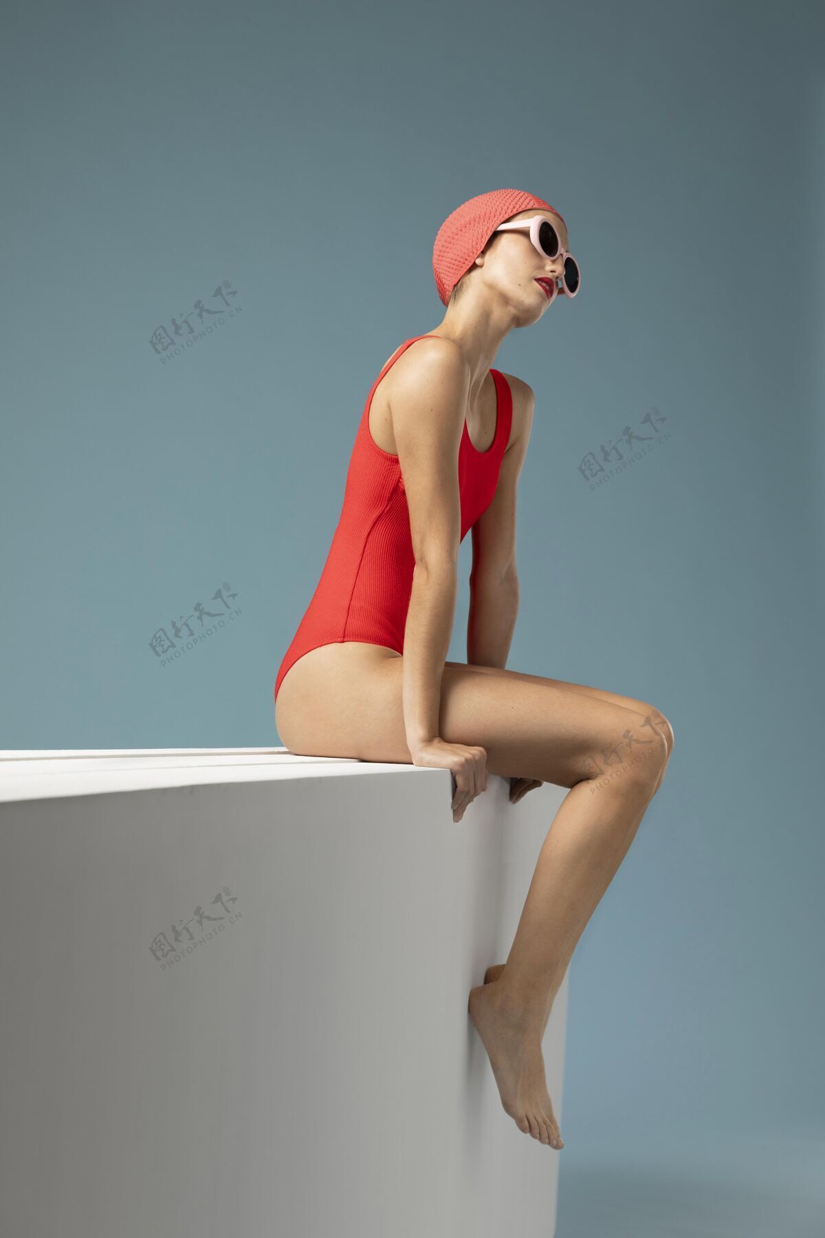 身体穿红色泳衣的女人泳装女人海滩