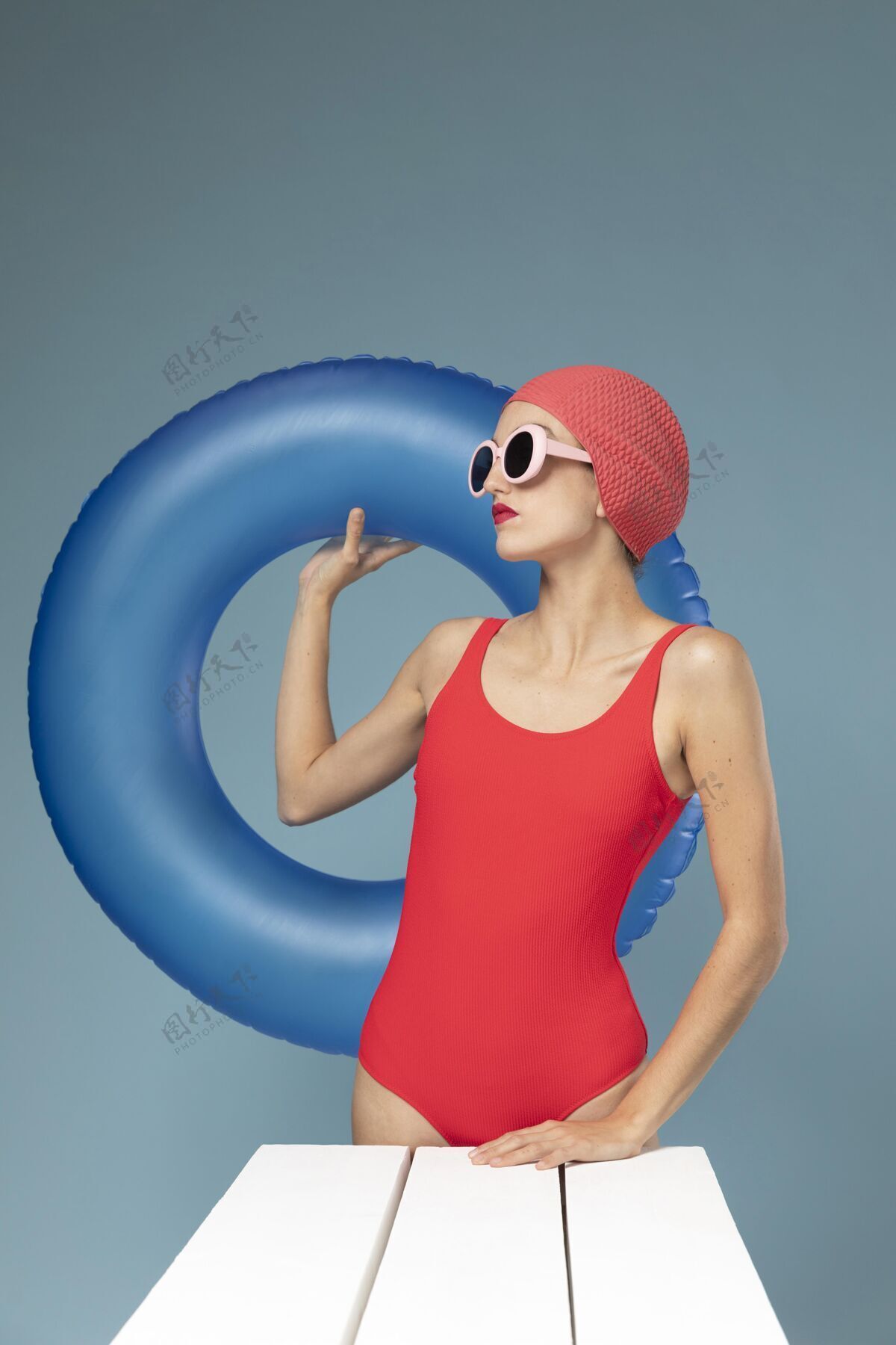 泳装穿着红色泳衣的美女姿势泳装海滩