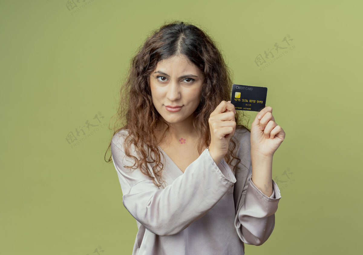 办公室看着镜头年轻漂亮的女上班族拿着信用卡围在脸上漂亮信用女性