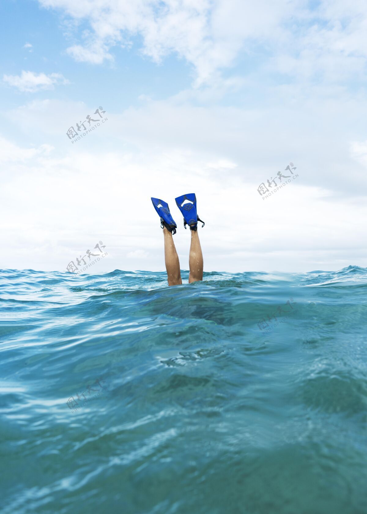 潜水在海里游泳的时候 穿着脚蹼的人把腿竖起来水上鳍状肢腿