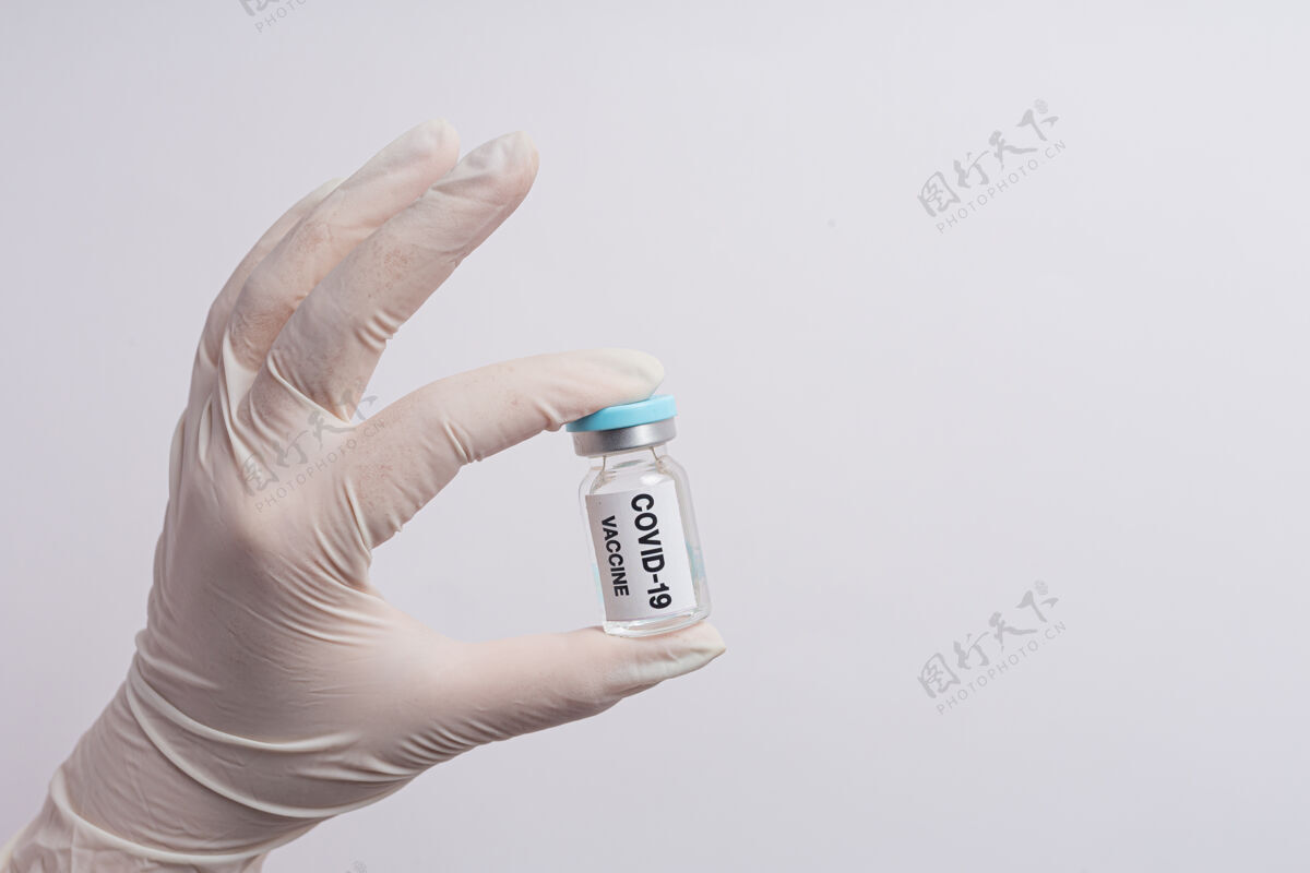 药物把科学家或医生手里的一小瓶疫苗合上肺炎临床医院