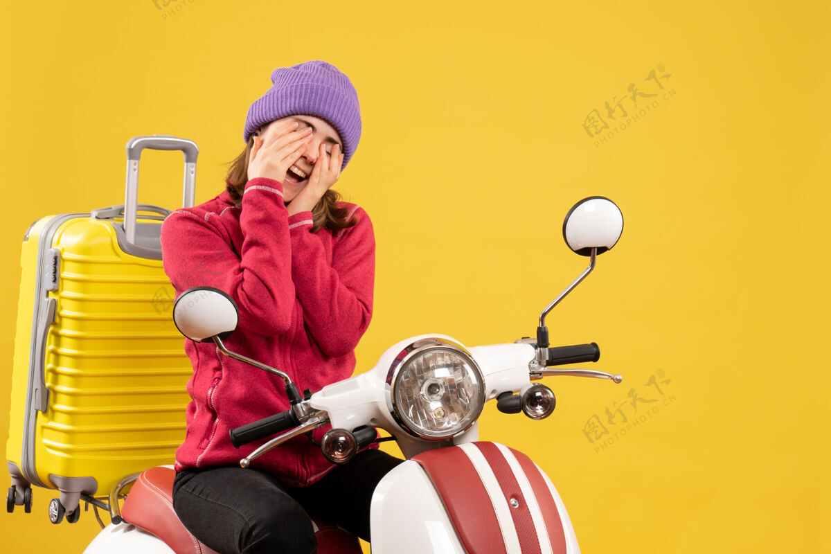 衣服正面图：穿着便服的年轻女子 用手捂住眼睛手车辆摩托车