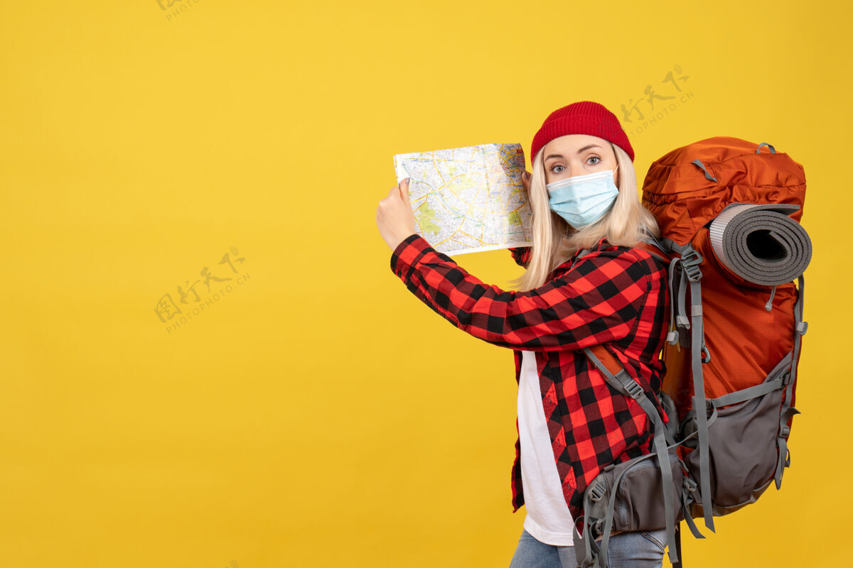 帽子前视图旅行女孩与她的背包举行地图快乐地图背包
