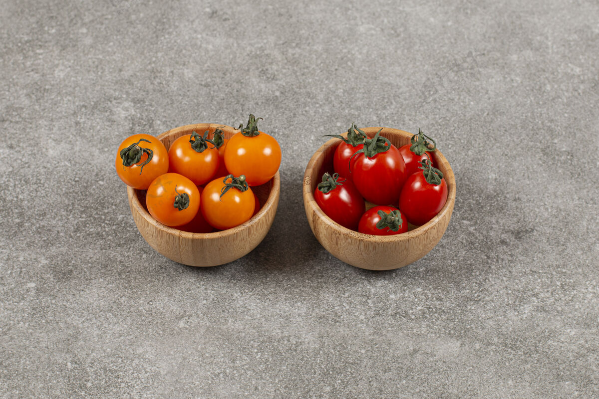 自然红色和黄色樱桃番茄的特写照片一半樱桃健康