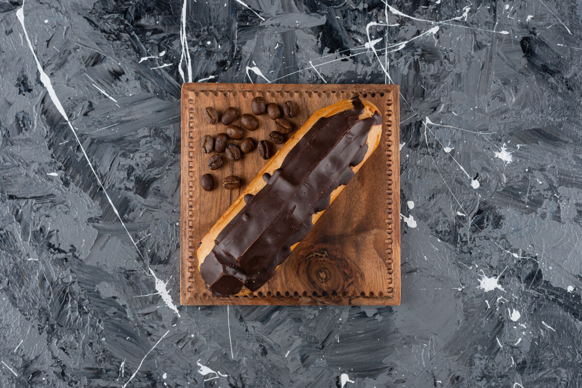 美味在大理石表面涂上巧克力釉的甜巧克力酱小吃糖果奶油冻