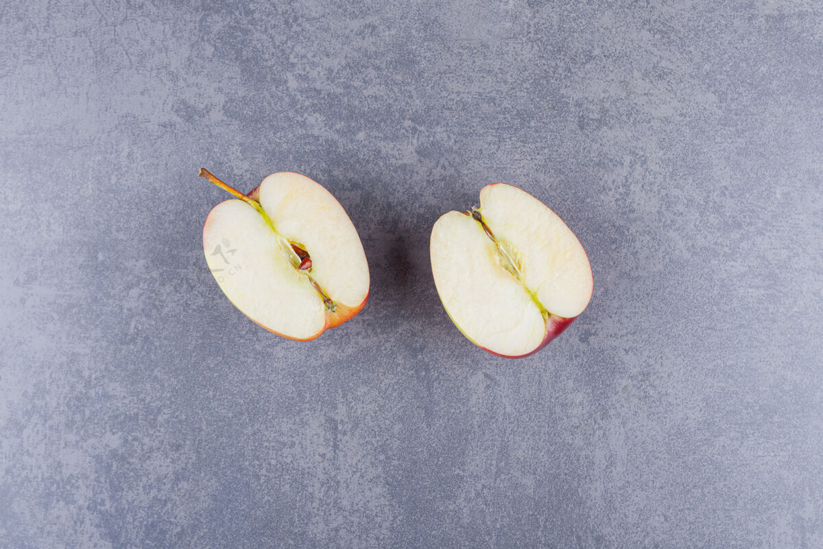 切片把切成薄片的红苹果放在石桌上美味红色水果