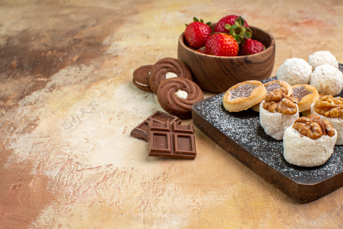 光前视不同的甜点 甜点和水果放在光桌上水果糖派蛋糕美味蛋糕健康
