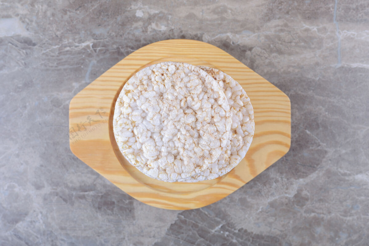 配料麦片粥放在木板上 大理石背景上天然味美健康