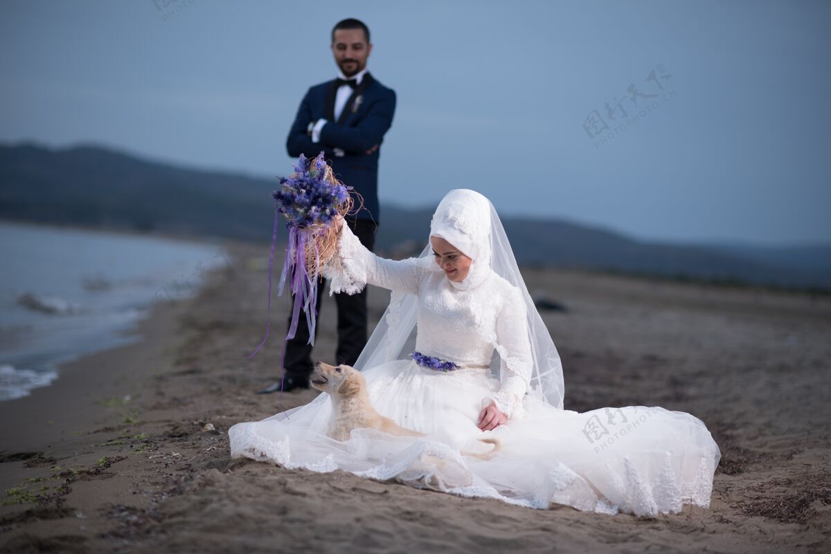 背景年轻的穆斯林新郎新娘婚纱照人可爱白人