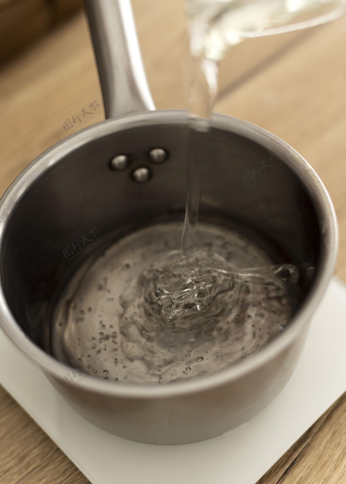 金属锅高角度水壶液体锅木桌