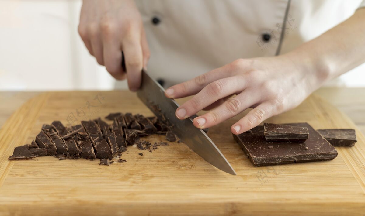 烹饪特写手切巧克力美食甜点专业