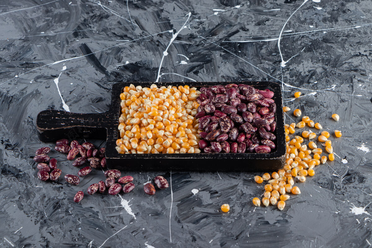 豆类在大理石背景上放满生玉米和豆子的木板豆类新鲜营养