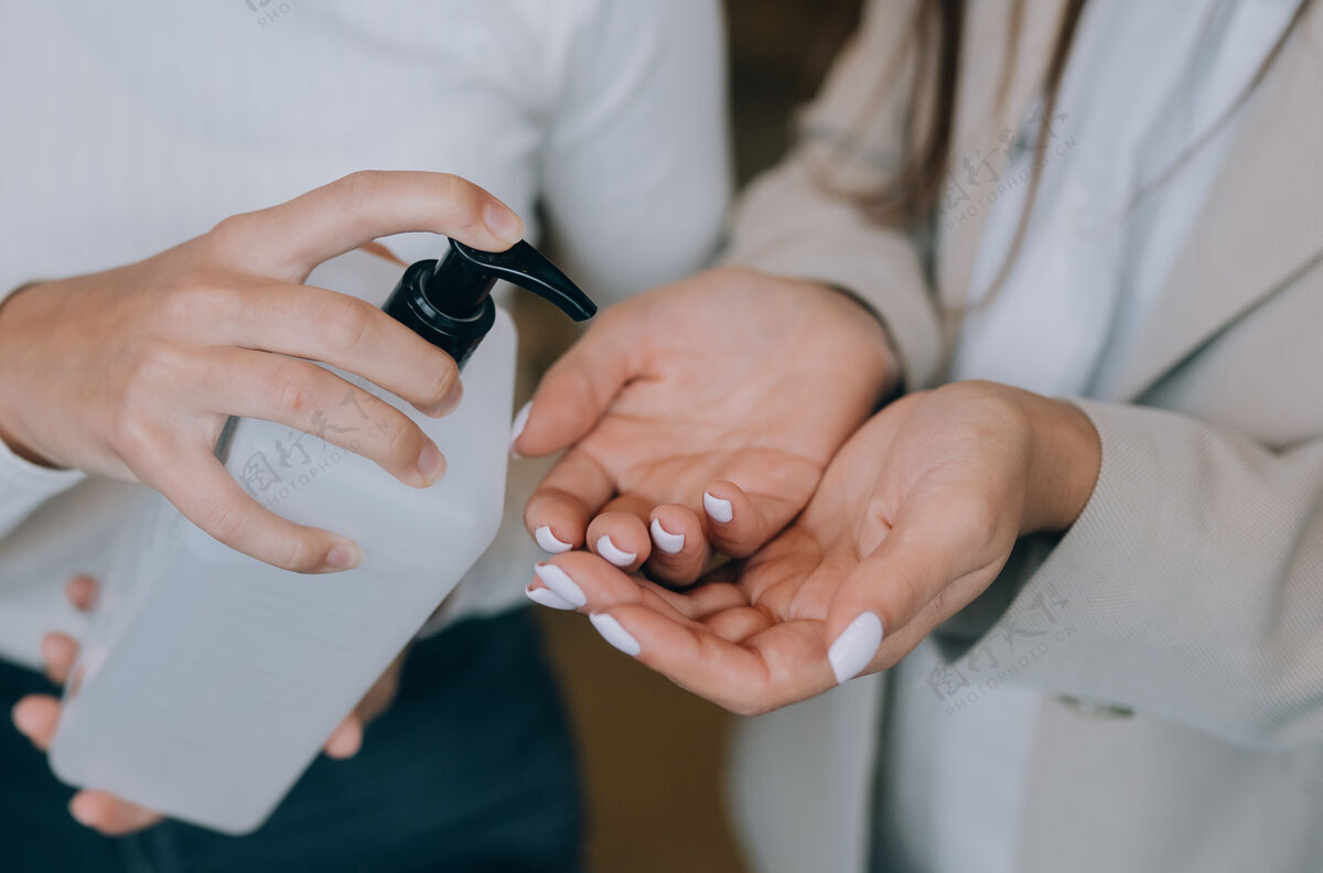皮肤女性手上涂抹抗菌液体肥皂近距离手指液体分配器