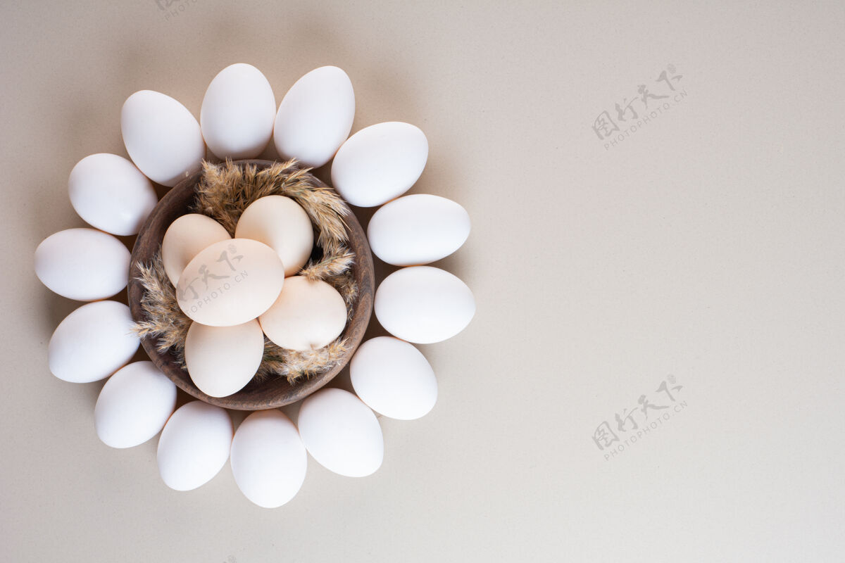 新鲜一堆新鲜的有机生鸡蛋放在米色的桌子上健康早餐生的