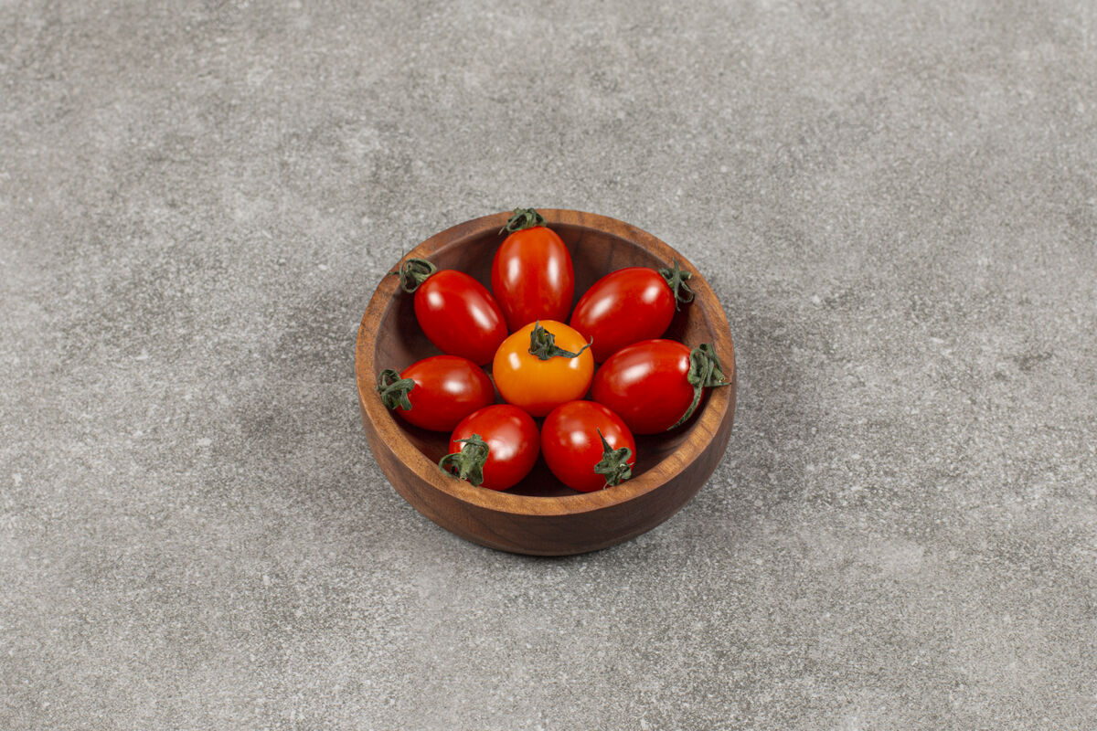 烹饪木碗里新鲜樱桃番茄的俯视图烹饪自然排列