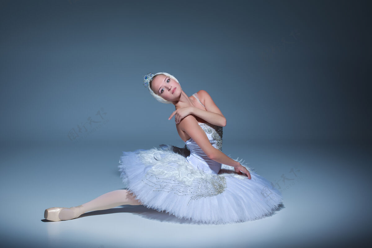 舞蹈芭蕾舞演员在蓝色背景下扮演白天鹅的肖像运动表演芭蕾