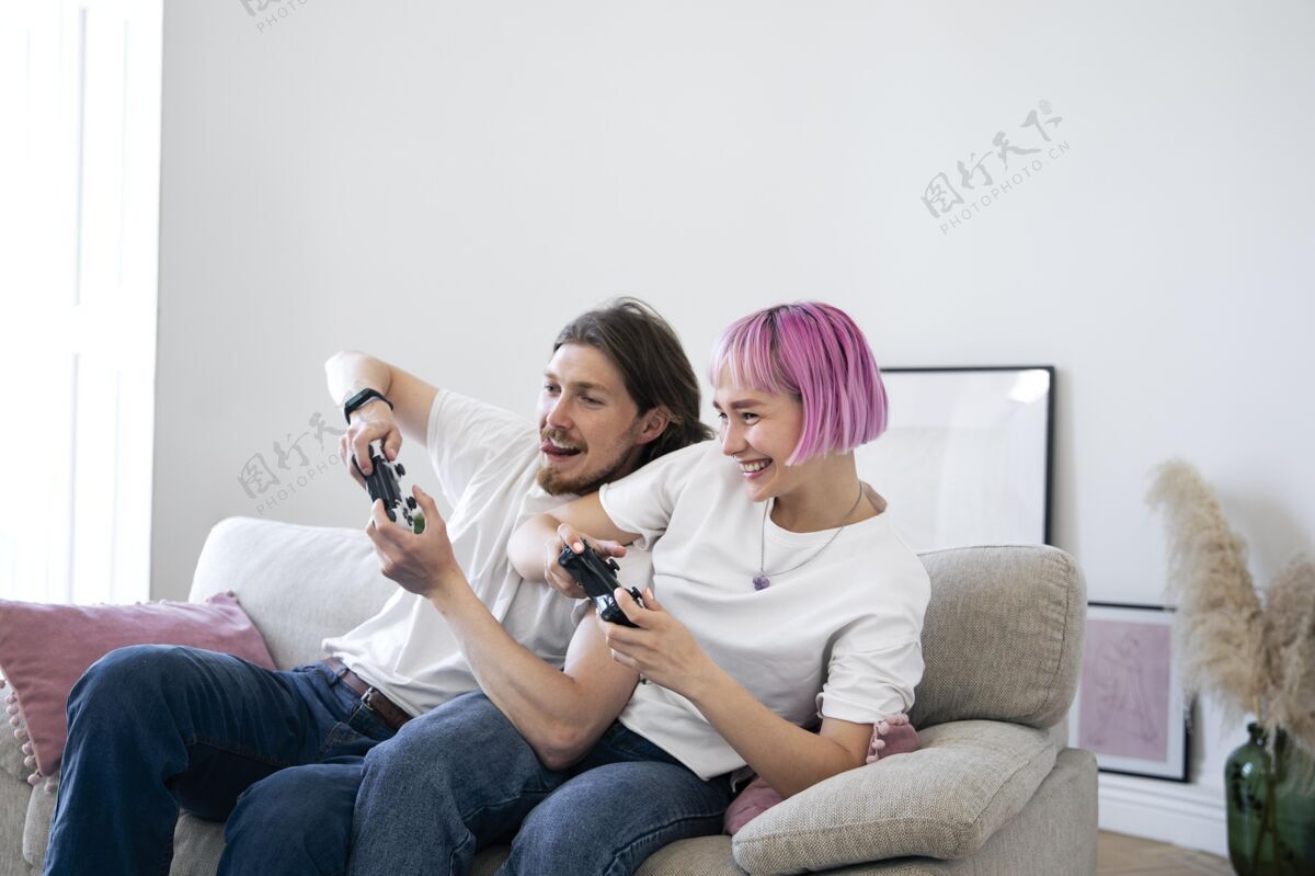 房子可爱的情侣在玩电子游戏情侣享受乐趣