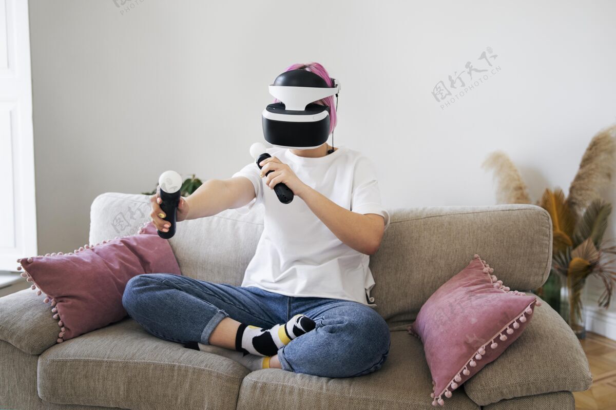 视频游戏玩虚拟现实游戏的年轻女子在线享受乐趣