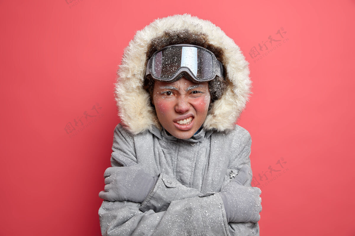 女人娱乐和积极的休闲理念不满意的女人咬紧牙关 拥抱自己 因为在寒冷的一月感到非常寒冷的寒战冬天穿暖和的衣服寒冷的天气冬天滑雪者冰
