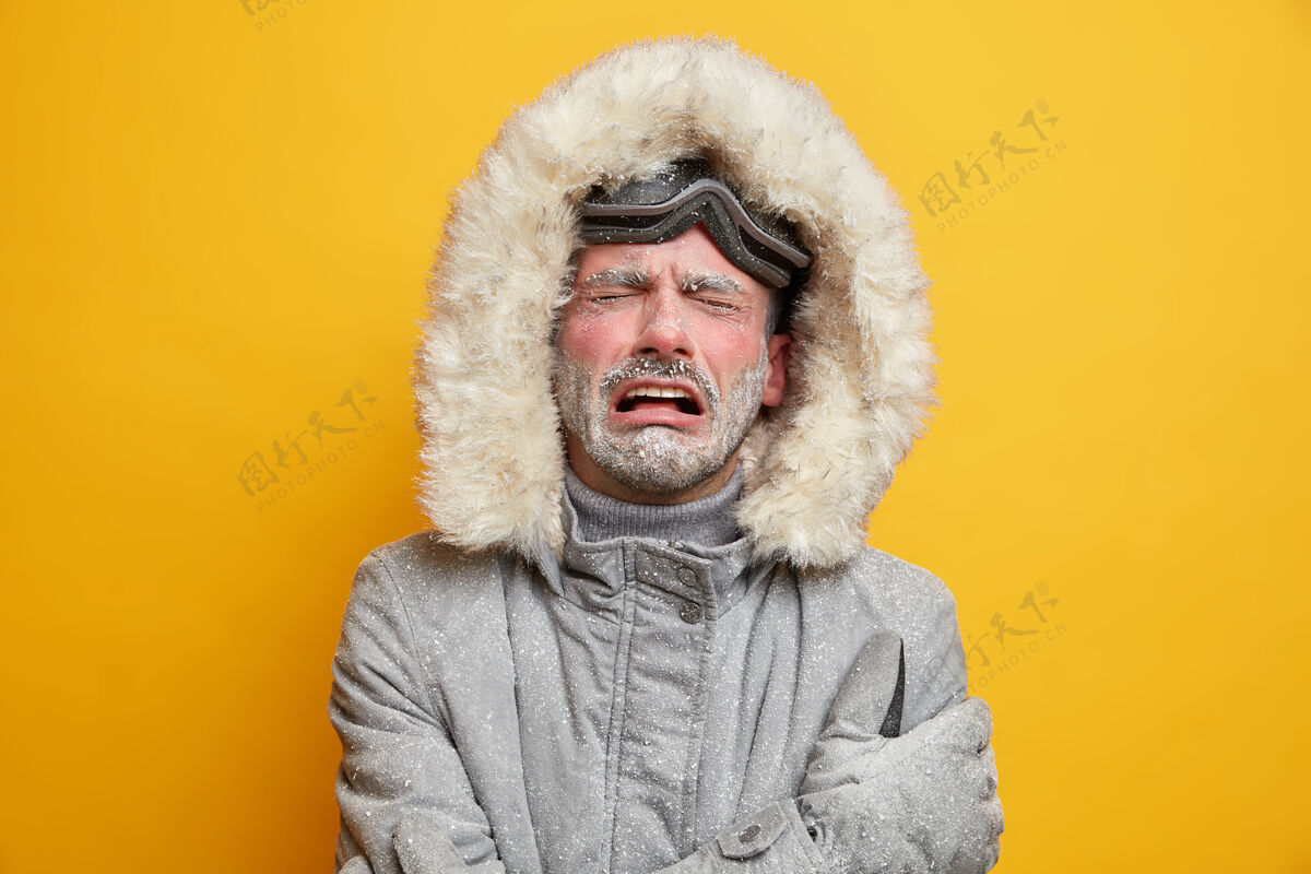 男的紧张的冷男人绝望地哭着 脸上表情不悦 冻得满脸白霜 穿着灰色夹克表情风帽下雪