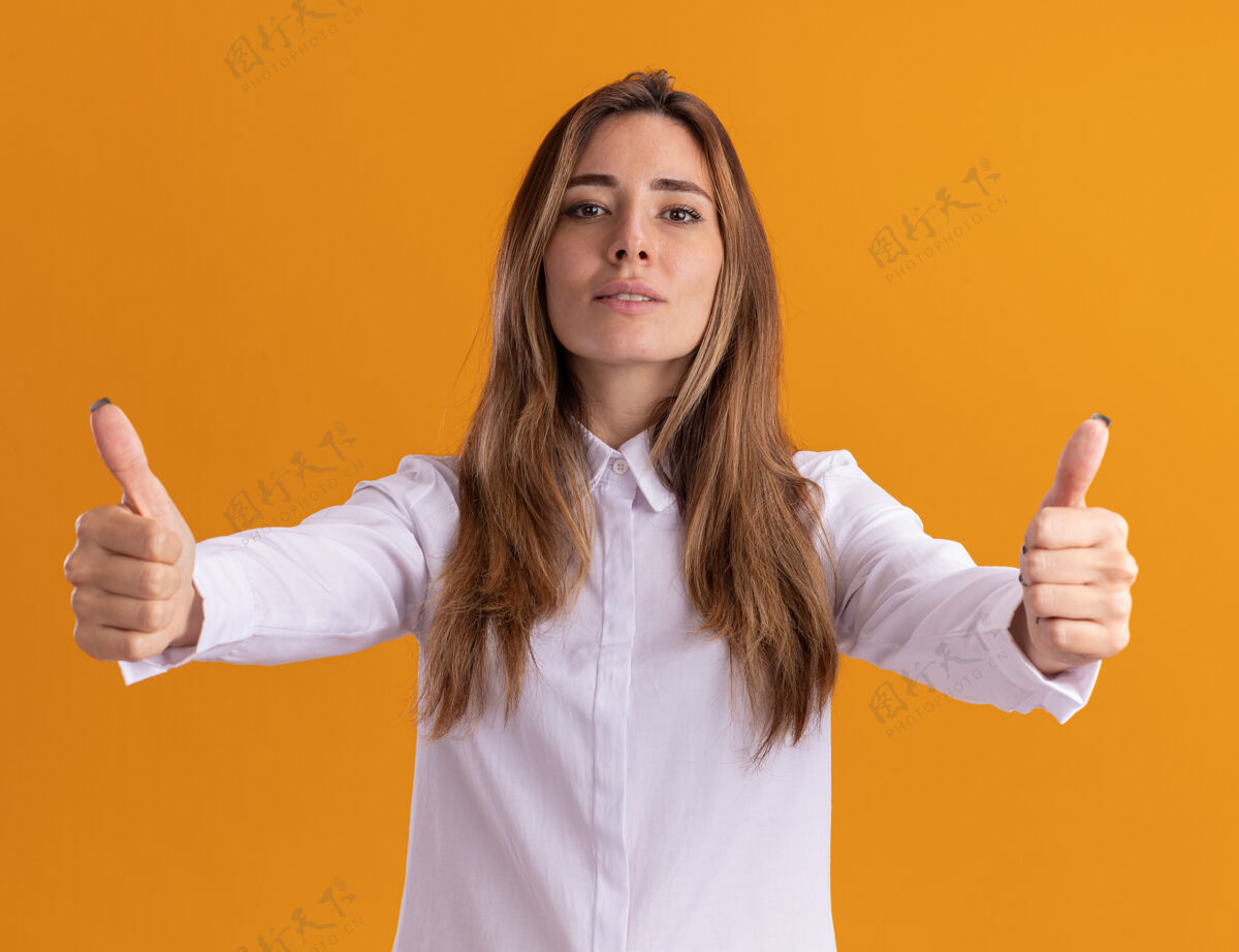 年轻自信年轻漂亮的白人女孩竖起大拇指 两只手放在橘子上拇指漂亮自信