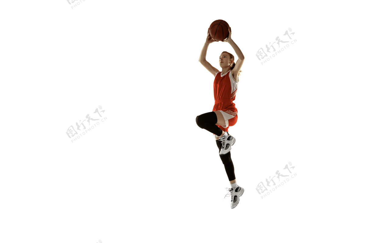 比赛年轻的白人女子篮球运动员在行动 在白色背景上孤立的跳跃运动红发运动女孩运动的概念 运动 活力和动态 健康的生活方式训练强壮篮球人