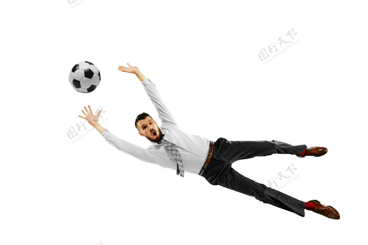 领带一个年轻的商人在白色背景下踢足球的全长镜头竞争休息运动