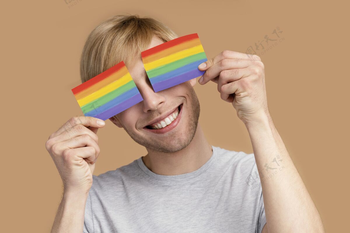 平等带lgbt标志的笑脸男同志多彩自由和平