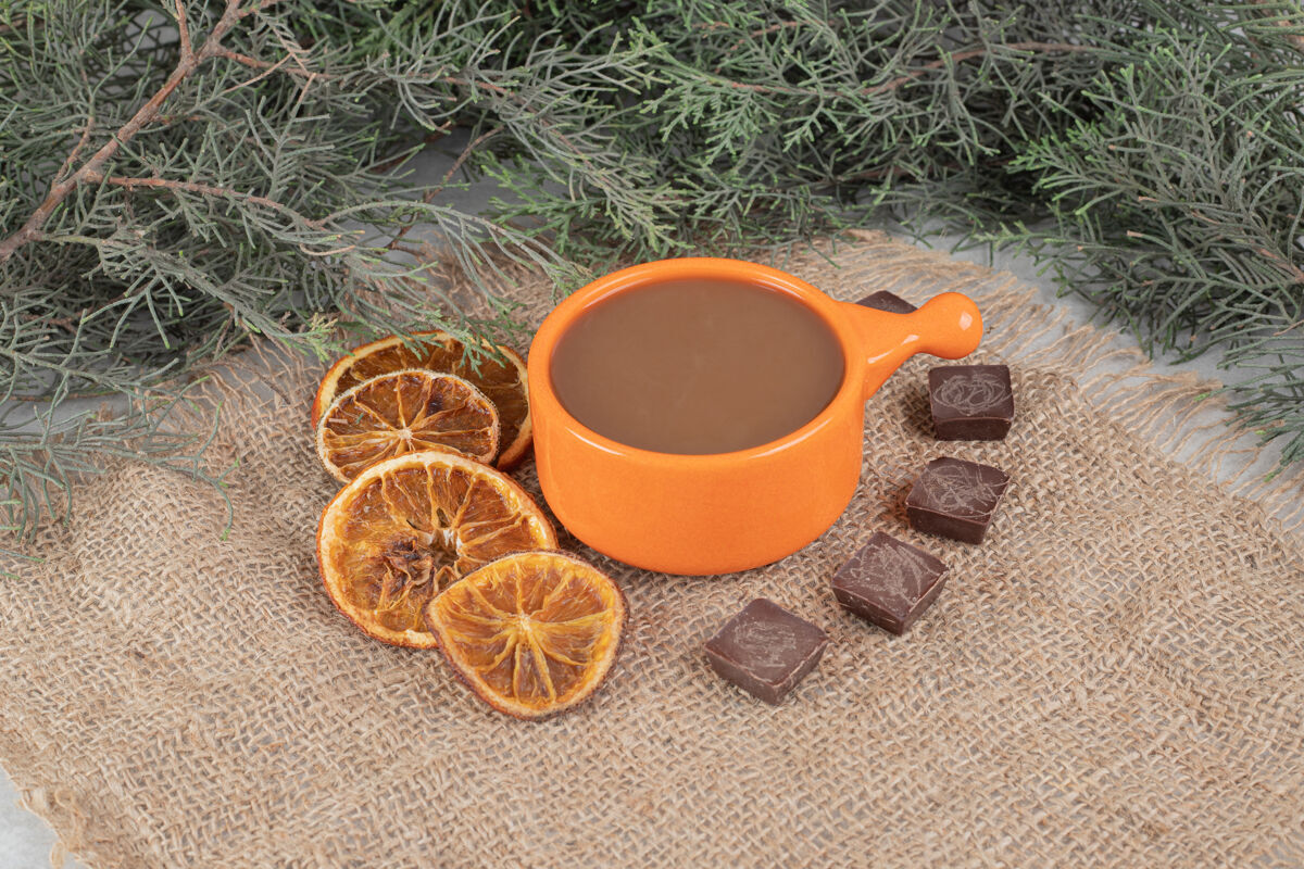 配料香浓咖啡 橘子片和巧克力加粗麻布杯子水果咖啡
