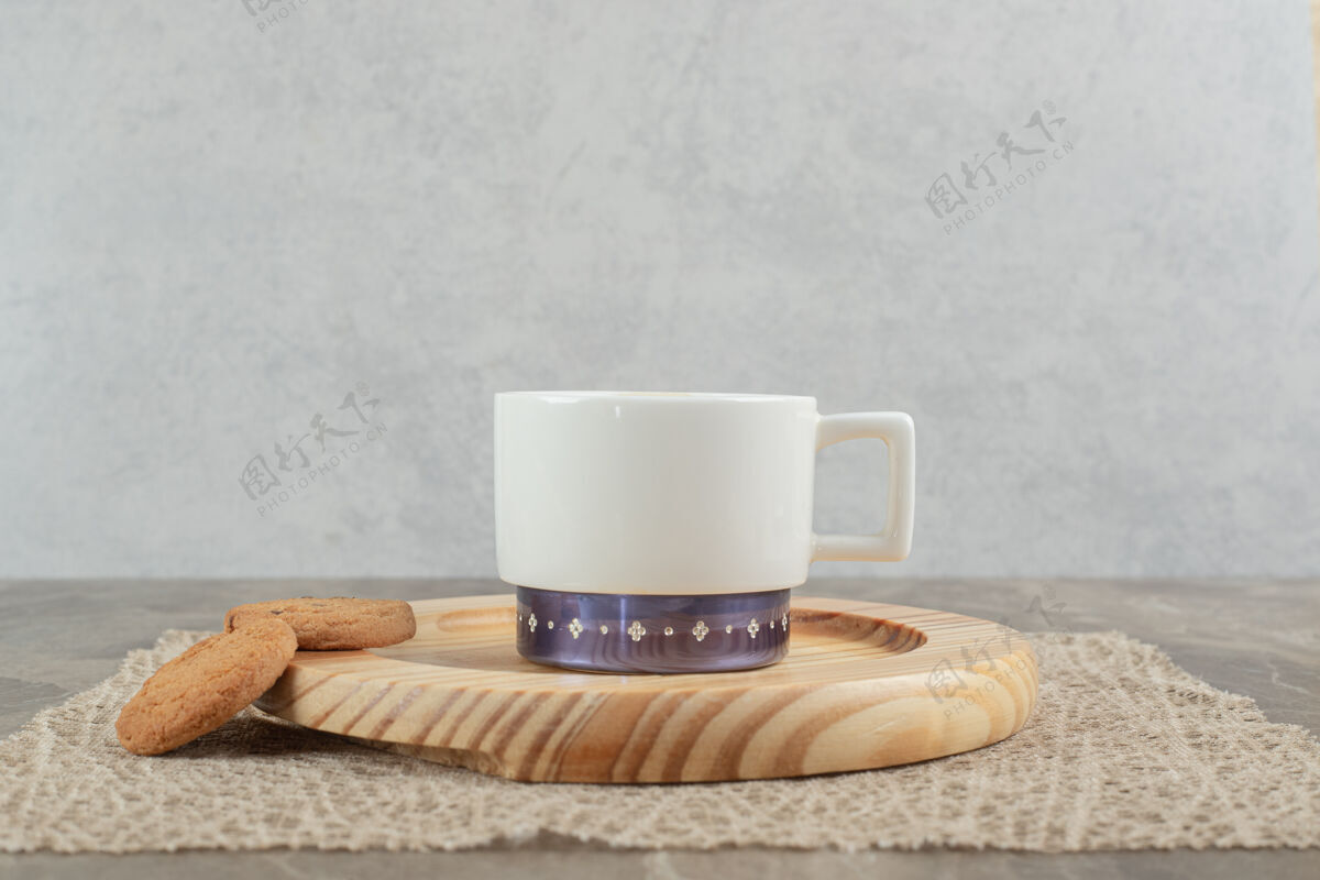 饼干一杯咖啡和饼干放在木盘上营养杯子热的