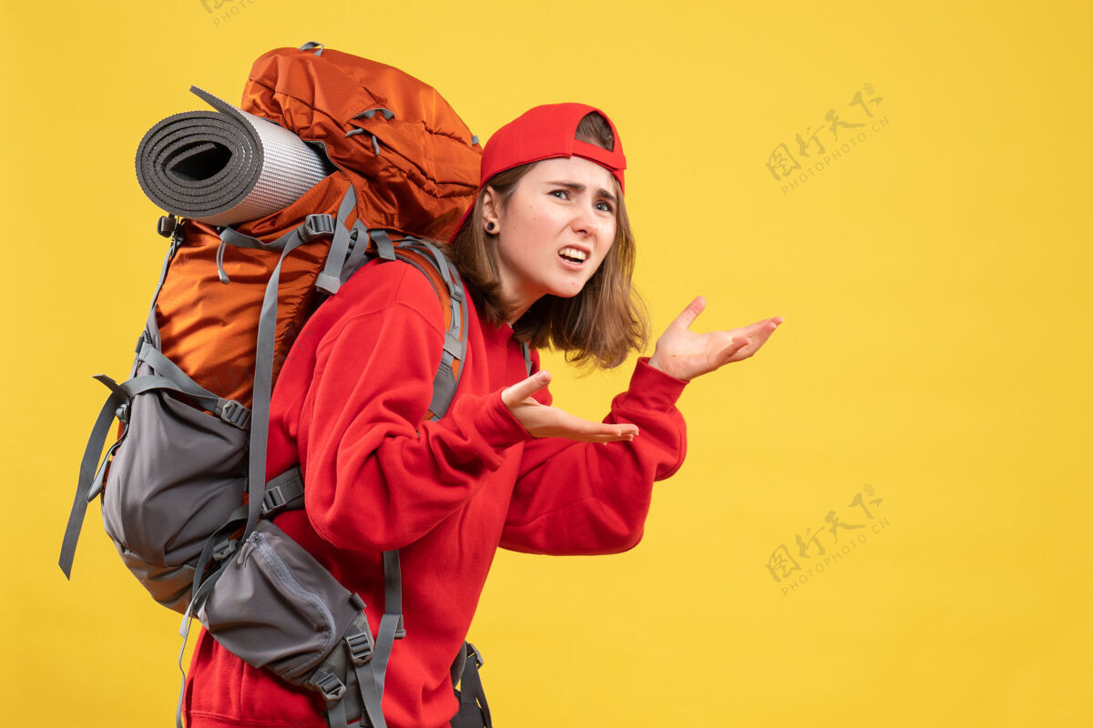 成人前视图困惑的旅行者妇女在红色背包乐趣背包微笑