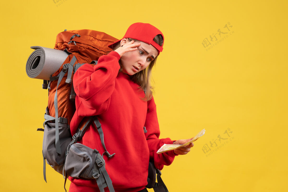 工作前视图困惑的女游客背着背包拿着旅游地图帽子旅行人