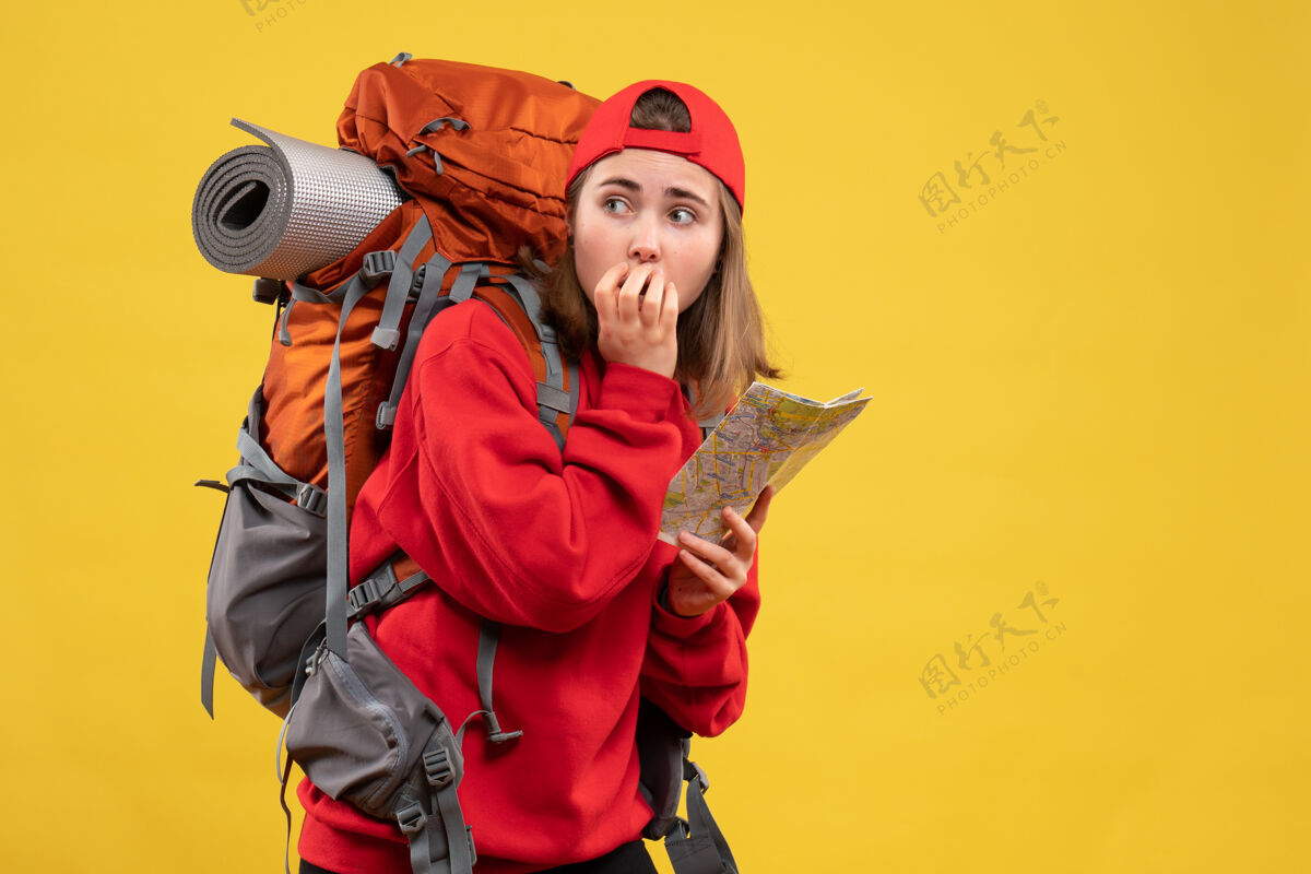 人前视图困惑的女背包客拿着旅游地图在看什么人成人建筑