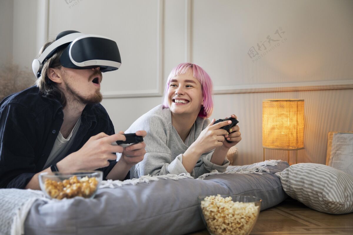 玩家一对年轻夫妇在玩虚拟现实游戏女人室内乐趣