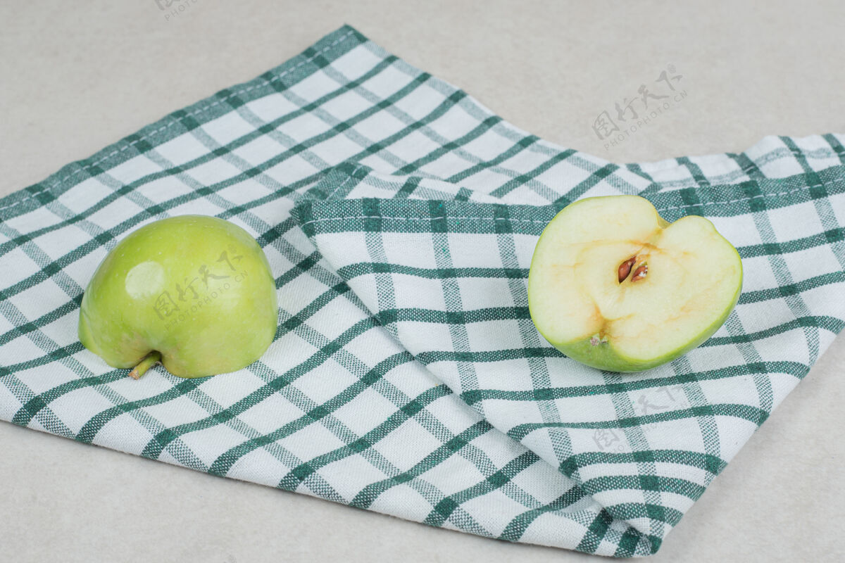 营养在桌布上全切半个青苹果有机桌布熟
