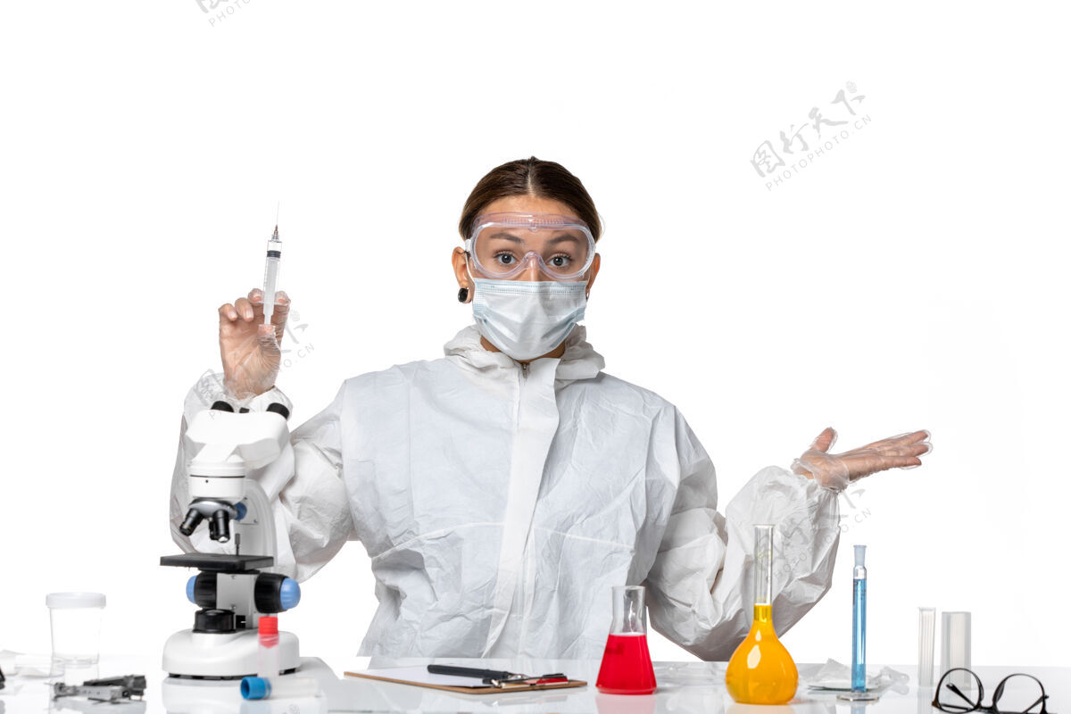 病毒正面图女医生穿着防护服 戴着口罩拿着注射用的白色背景病毒药covid-大流行药品防护男人
