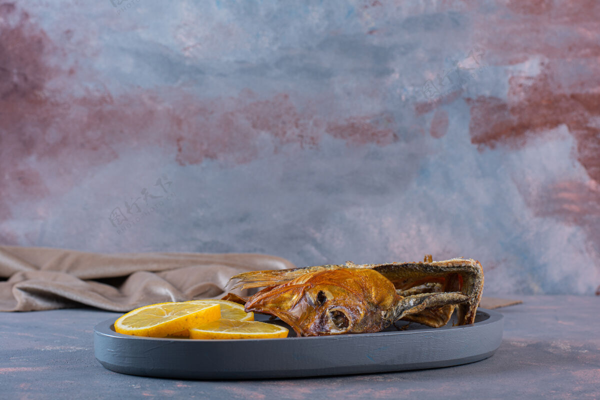 烧烤把柠檬片和咸鱼干放在木板上 放在大理石表面营养一餐饮食