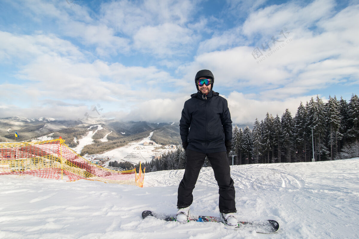活动滑雪板滑下山在山上骑轨道山冬天一天人