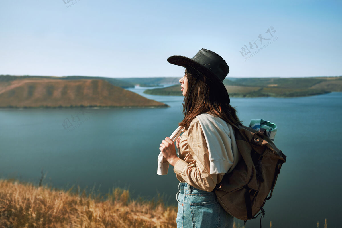 自然戴牛仔帽的积极女人在巴科塔地区散步度假女人风景