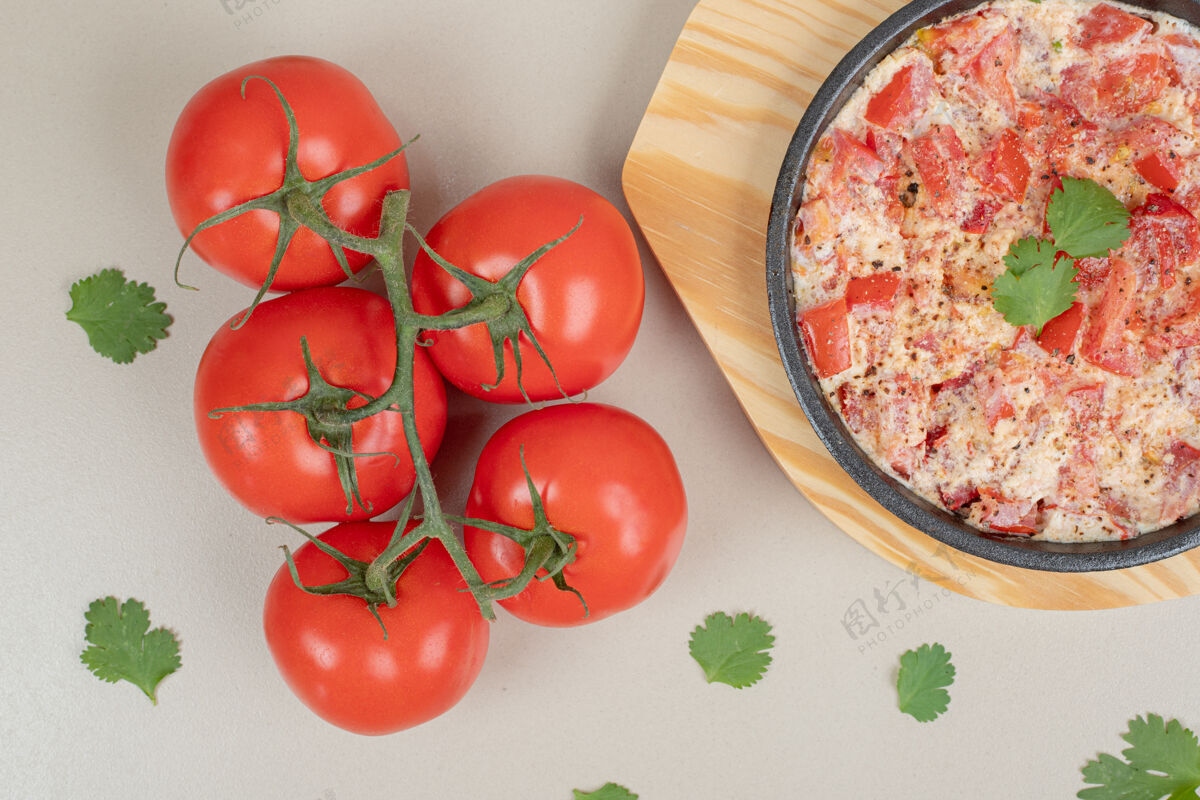 煎蛋卷美味的煎蛋卷和西红柿放在木板上西红柿可口美味