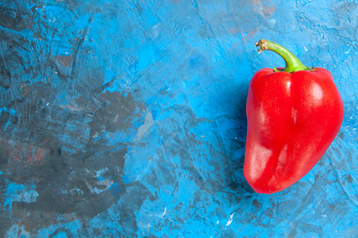 甜椒蓝色表面的红甜椒俯视图青椒食品有机
