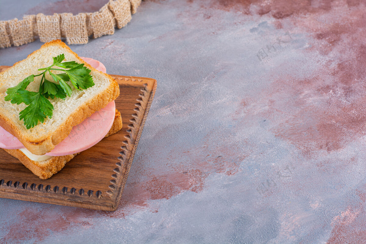 板自制三明治放在木板上 放在大理石表面面包蔬菜新鲜