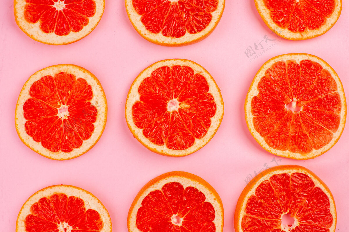 果汁粉红色表面上的美味葡萄柚俯视图食品柑橘食用水果