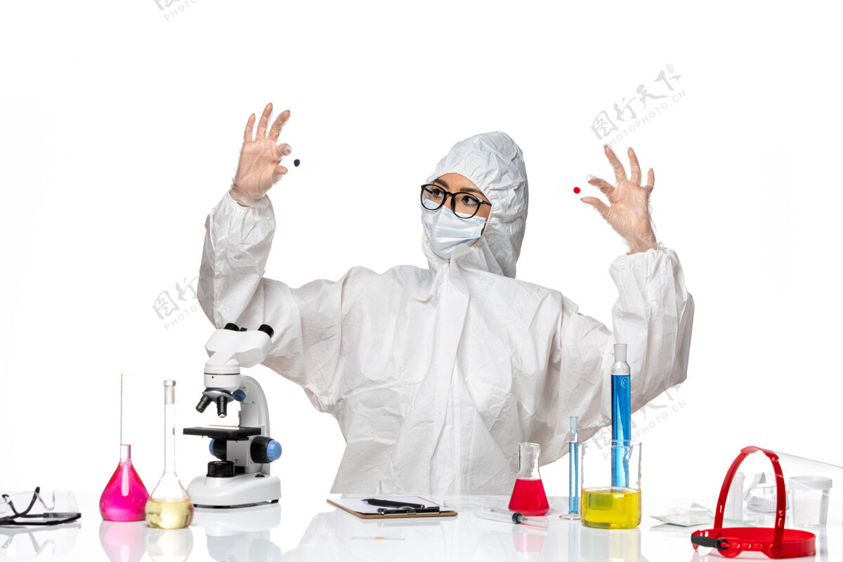 人前视图穿着特殊防护服的女化学家拿着浅白色背景上的样本病毒化学covid大流行健康卡通女化学家持有