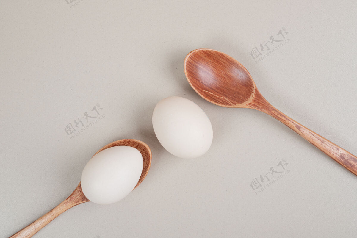 自然两个木制勺子 里面有鸡白蛋食物烹饪家用