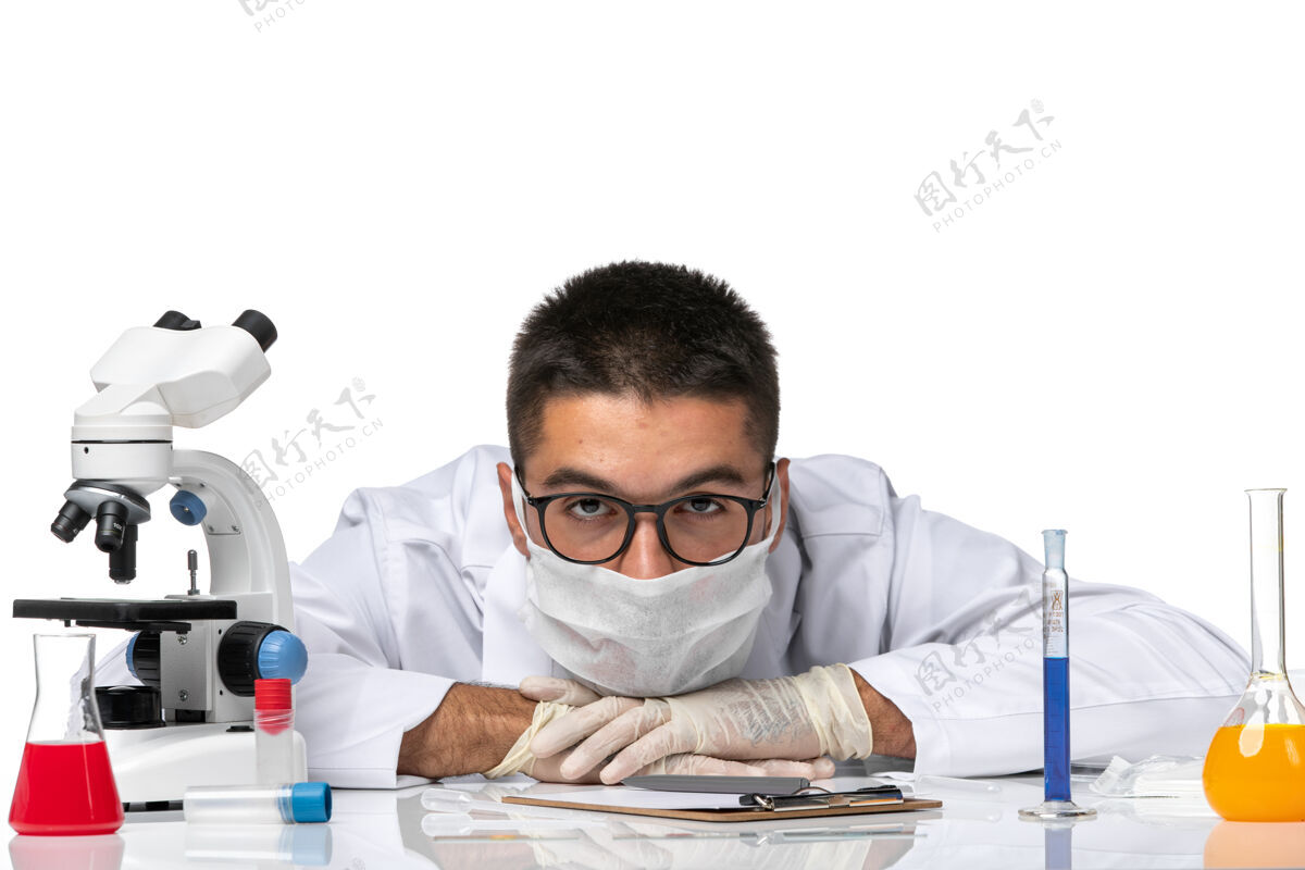 病毒正面图男医生穿着白色的医疗服 戴着口罩 在白色的空间里工作累了观点大流行医学