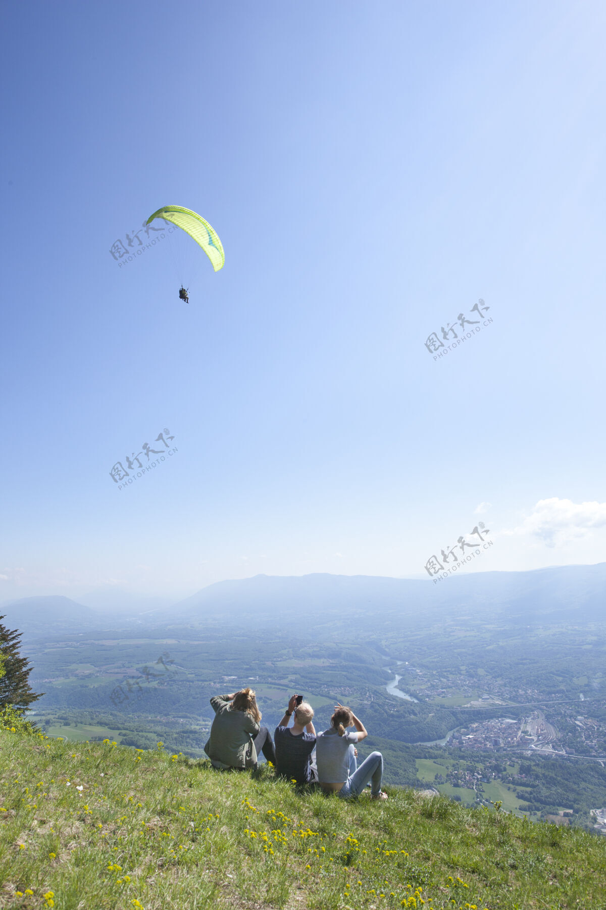 景观滑翔伞飞行在贝莱加德瓦尔塞林河畔 从索菲亚出发 艾因 法国检查法国鹰