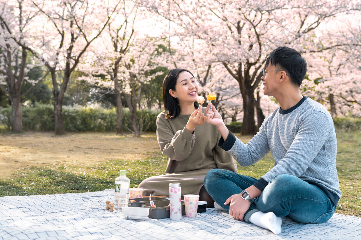 宁静一家人在户外度过美好时光树日本开花